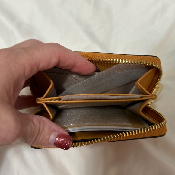 Michael Kors Zip around wallet - Picture 2 of 5